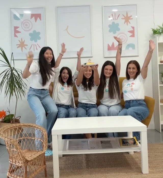 Las cinco profesionales de Adiante celebrando en el sofá de la sala de espera